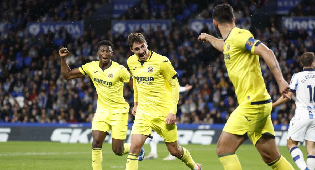 Comesaña, Albiol y Mosquera celebran el 0-1, obra del centrocampista gallego. /Efe