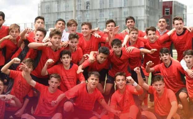 Pere Romeu y Gavi (arriba) celebrando la liga lograda por el Cadete B.  FC Barcelona