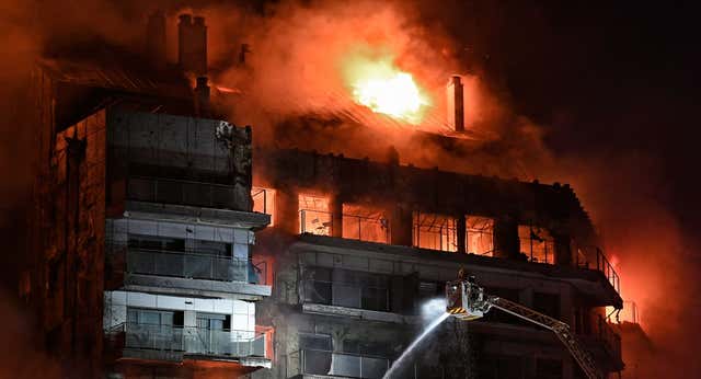 Los clubes valencianos colaboran desde sus redes sociales con los servicios de emergencias en el incendio