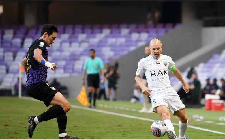 Andrés Iniesta, jugando en Emiratos.  AFP