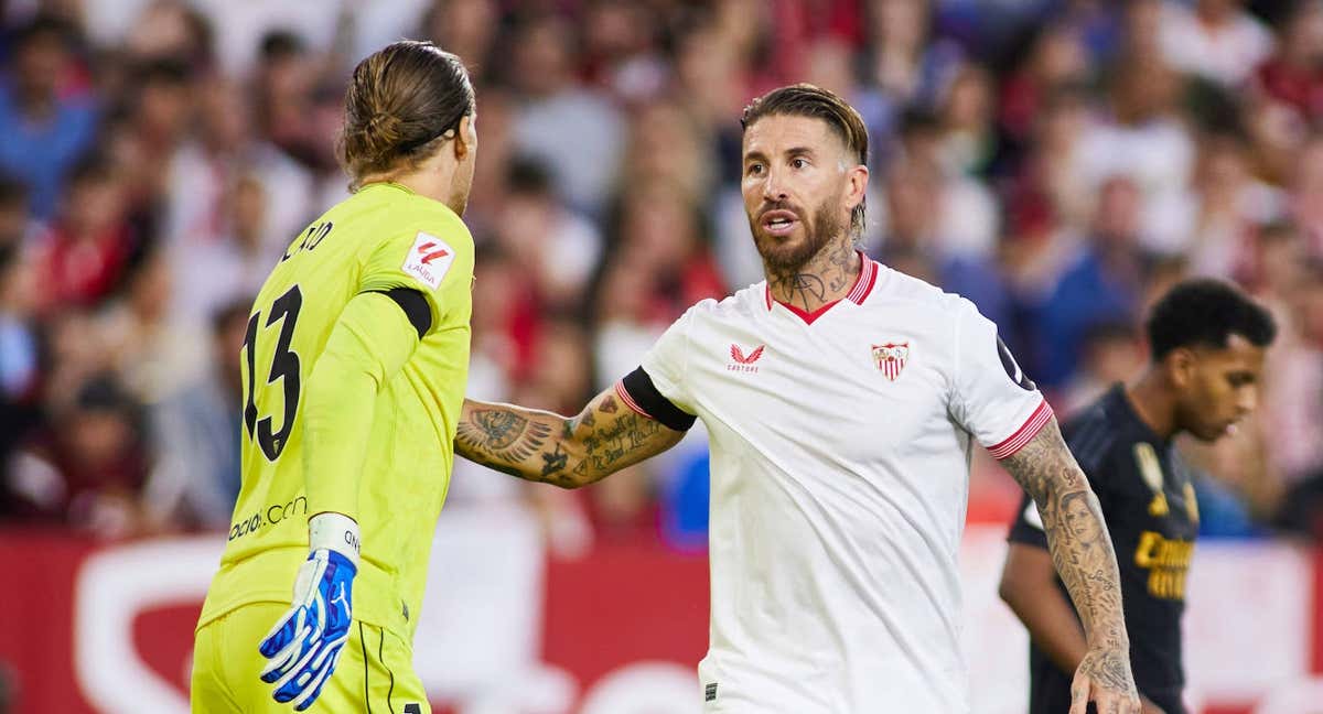 Sergio Ramos junto a Nyland, en el partido de la primera vuelta ante el Madrid./AFP