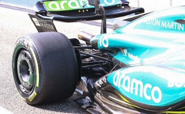 Detalle de la trasera del Aston Martin AMR24 para la F1 2024.  EP