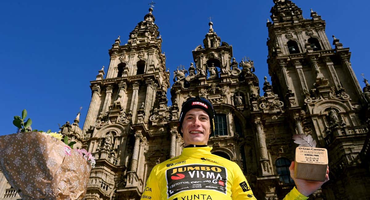 Jonas Vingegaard, delante de la Catedral de Santiago de Compostela. /Getty