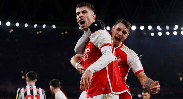El Arsenal golea al Newcastle y se mantiene en la pelea