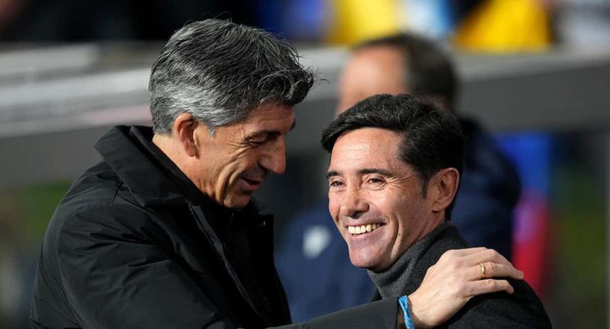 Imanol y Marcelino se saludan antes de comenzar el partido. /Efe