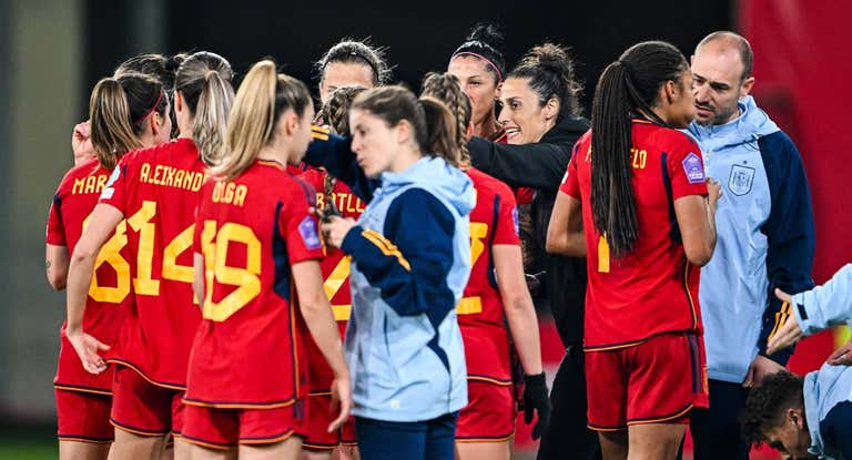 Montse Tomé y su staff con las jugadoras durante el partido ante Países Bajos.