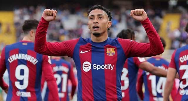 Raphinha tira de un Barça que no se rinde