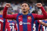 Raphinha tira de un Barça que no se rinde