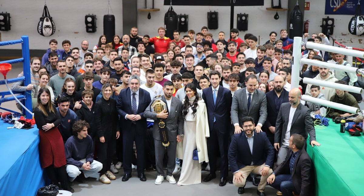 Ilia Topuria y Rodríguez Uribes posan en el CAR de Madrid junto a un grupo de deportistas de diferentes disciplinas.