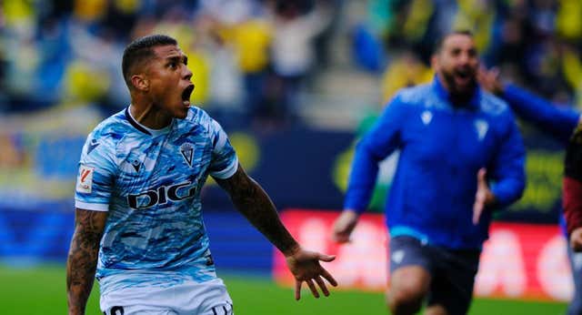 Darwín Machís revive al Cádiz en el minuto 99′ con un golazo para soñar