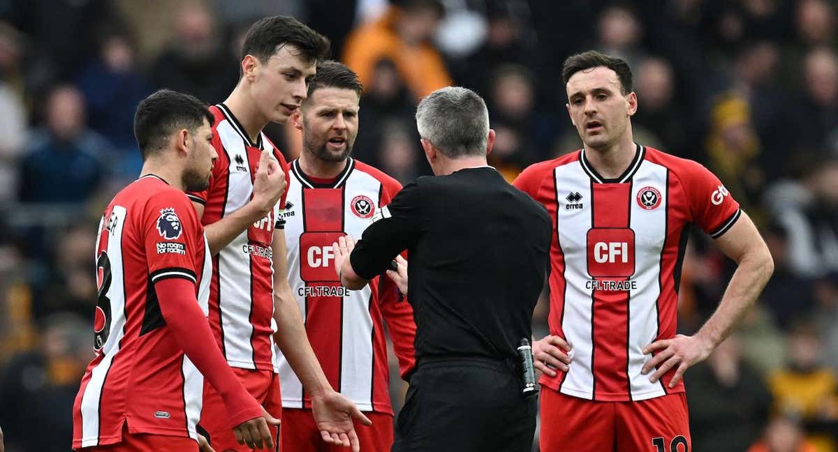 Los jugadores del Sheffield United, con el árbitro./EFE