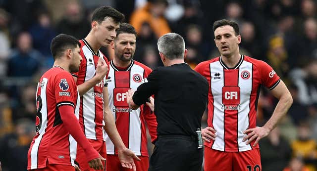Dos jugadores del Sheffield United se lían a golpes en un partido de la Premier League