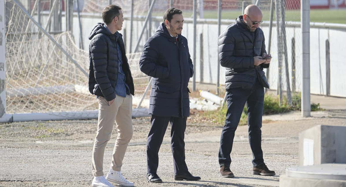 Del Nido Carrasco (centro) y Monchi (derecha), en un entrenamiento del Sevilla la temporada pasada. /