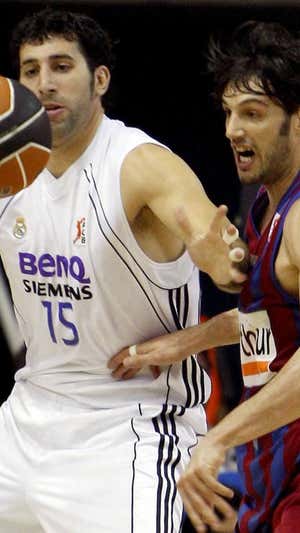 Mumbrú y Basile, durante un Clásico. Agencias