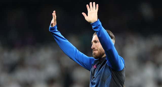 El ‘flojo’ homenaje a Ramos que no se vio por televisión: ovación comedida y tímidos pitos durante el partido