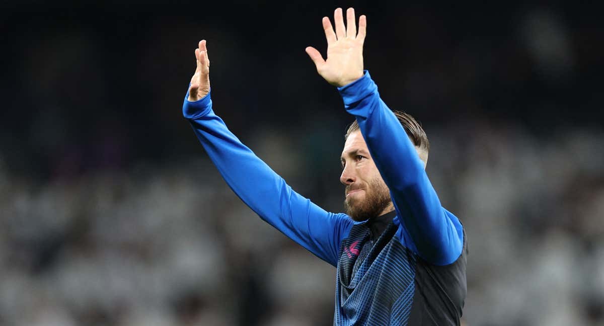 Sergio Ramos saluda a la afición.