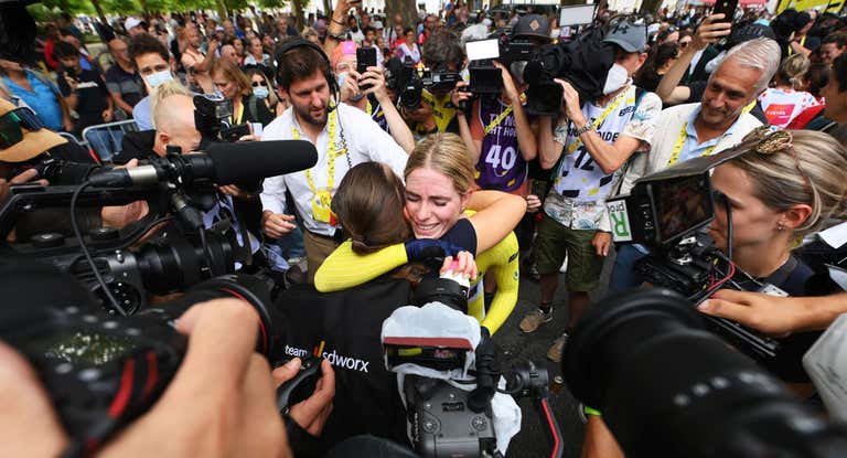 Demi Vollering, en el centro de la imagen, llora de emoción tras ganar el Tour de Francia 2023.