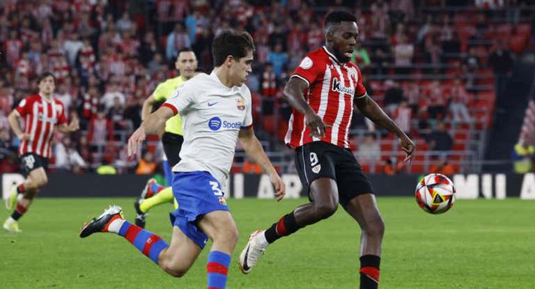 Iñaki Williams y Pau Cubarsí pelean por un balón en un Athletic - Barça.