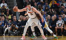 Nikola Jokic no tiene piedad de los Warriors y recuerda a todos quién es el MVP