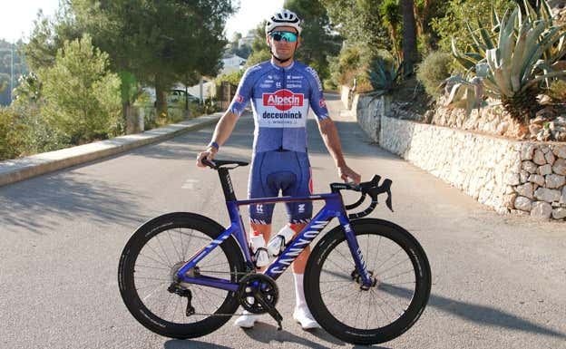 El nuevo maillot vaquero del Alpecin junto a su nueva bicicleta Canyon.  ALPECIN-DECEUNICK