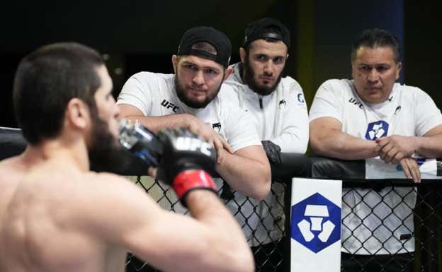 Khabib lidera la esquina de Makhachev durante un combate. UFC
