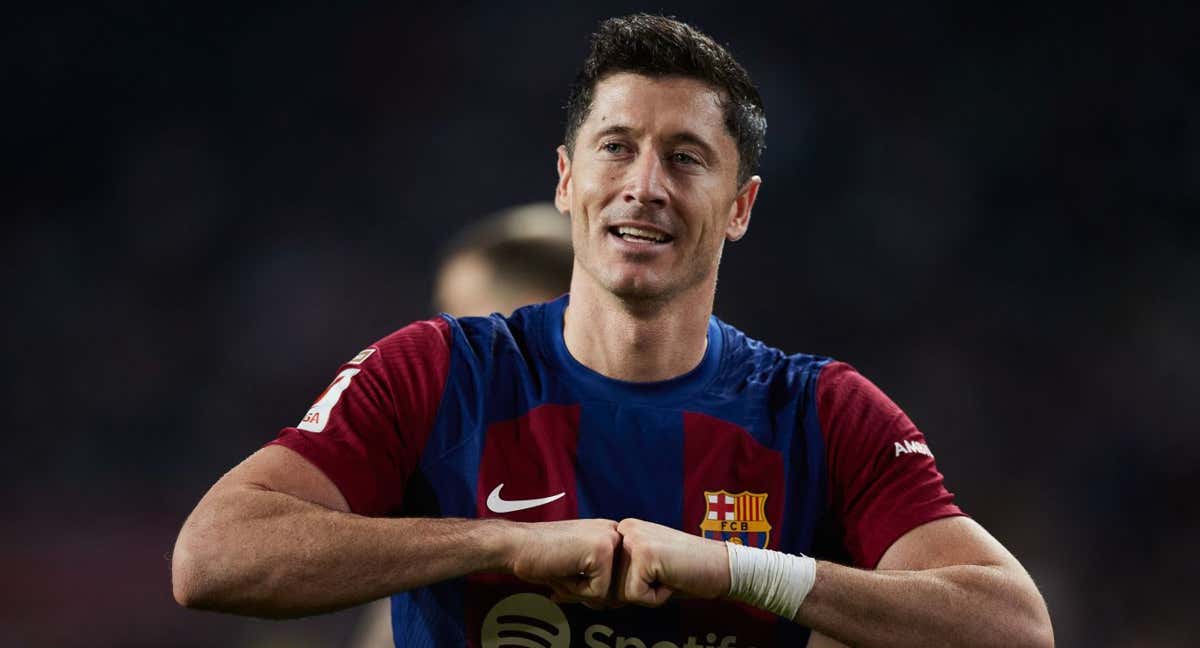Robert Lewandowski celebrando un gol en un partido.