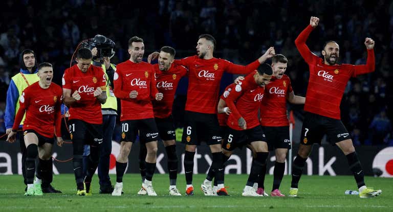 Los jugadores del Mallorca celebran la victoria en los penaltis contra la Real Sociedad.