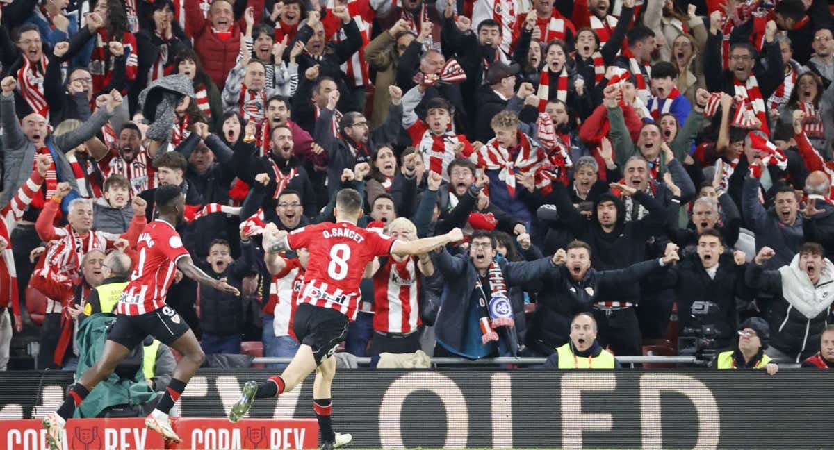 La afición del Athletic Club se vuelve loca tras el gol de Iñaki Williams al Barça. /Efe