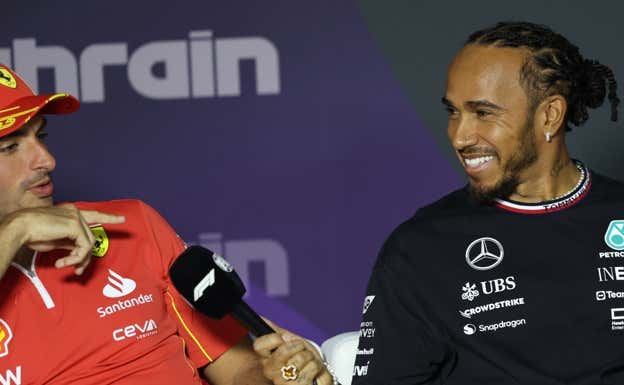 Carlos Sainz y Lewis Hamilton bromean en la rueda de prensa de la FIA en Baréin.  EFE