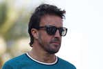 Las miradas y sonrisas furtivas de Fernando Alonso en Baréin al hablar de su futuro: «Me tomaré varias carreras para decidir»