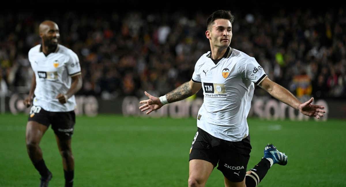 Hugo Duro celebra un gol del Valencia./JOSE JORDAN / AFP