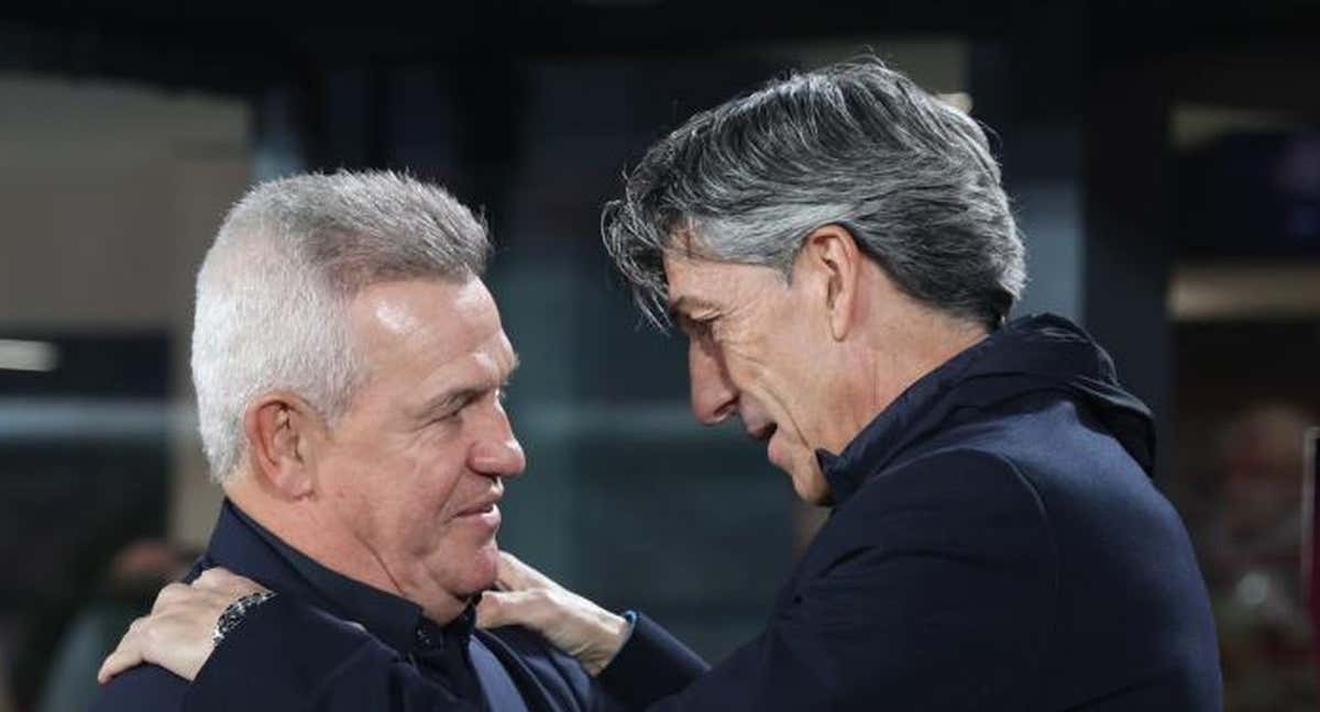 Imanol y Javier Aguirre se saludan antes del partido. /Efe