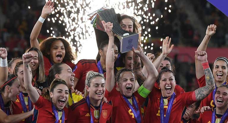 Irene Paredes levanta el trofeo de campeonas de la Nations League.