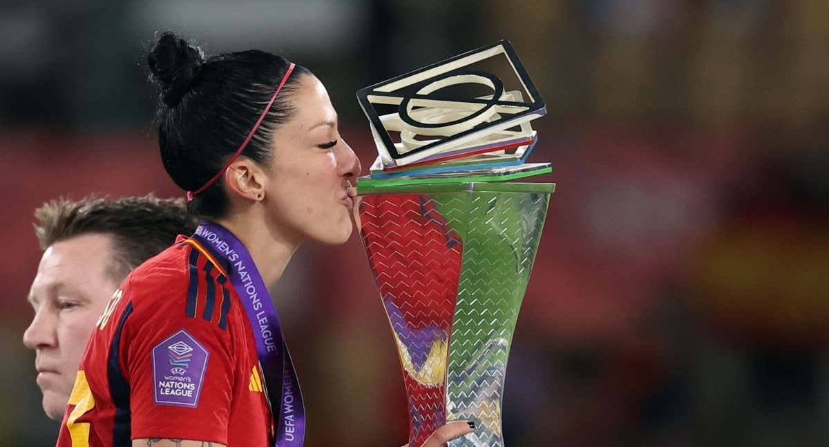 Jenni Hermoso besa el trofeo de la Nations League.