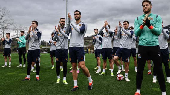 Los jugadores de la primera plantilla agradecen el apoyo de la Bultzada en el último entrenamiento antes de la 'semi' ante el Mallorca. /Real Sociedad