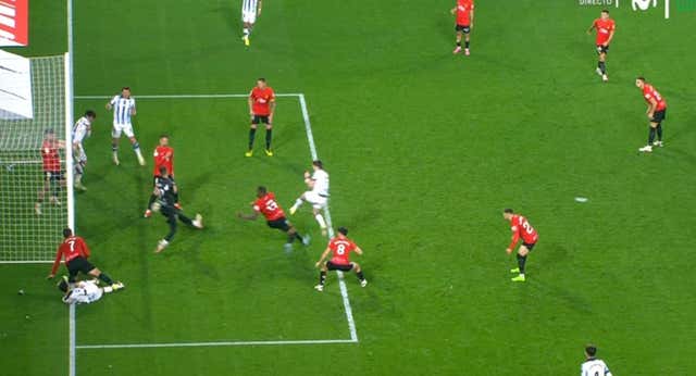 Siempre quedará la duda y el fútbol español no lo merece: ¿entró el balón que saca Samú Costa?