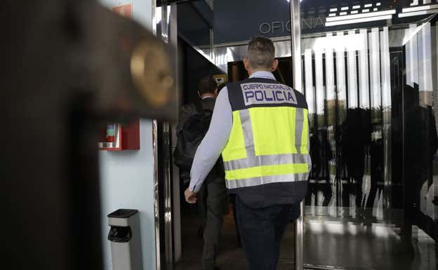 Llegada del administrador judicial y la Policía a las oficinas de La Rosaleda.  Migue Fernández