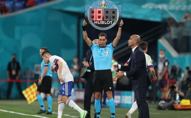 Rapallini durante la Euro 2020 actuando de cuarto árbitro.  REUTERS