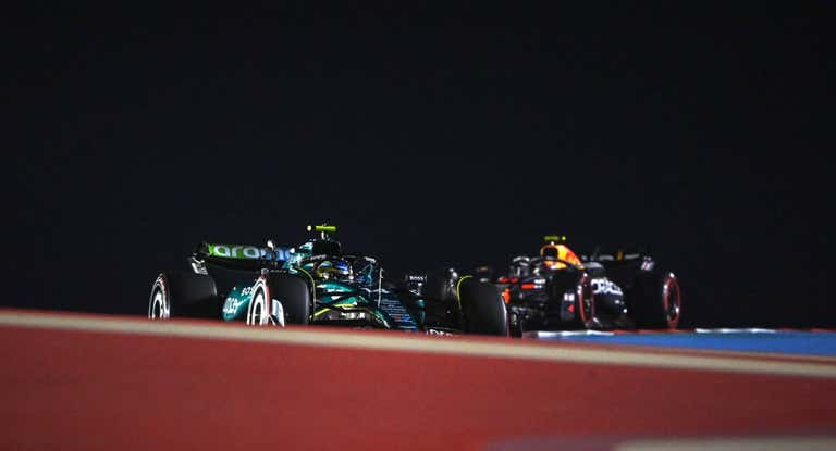 Fernando Alonso y Checo Pérez, durante los entrenamientos del GP de Baréin 2024 de F1.