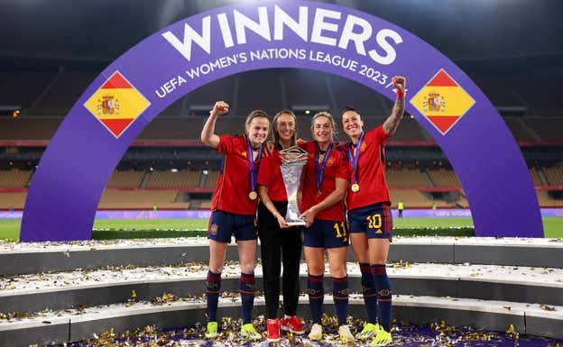 Irene Paredes, Virginia Torrecilla, Alexia Putellas y Jenni Hermoso, con el título de campeonas de la Nations League.  Getty