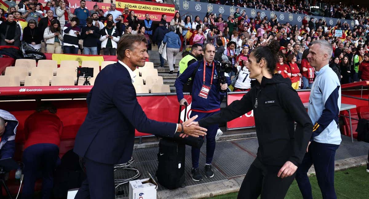 Hervé Renard saluda a Montse Tomé antes del partido. /AFP