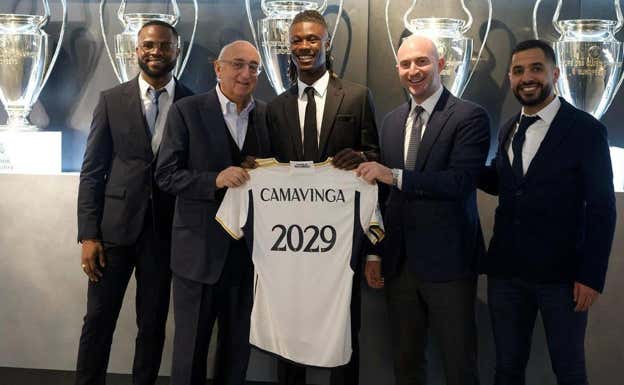 Barnett (segundo por la izquierda), tras la renovación de Camavinga hasta 2029.  INSTAGRAM