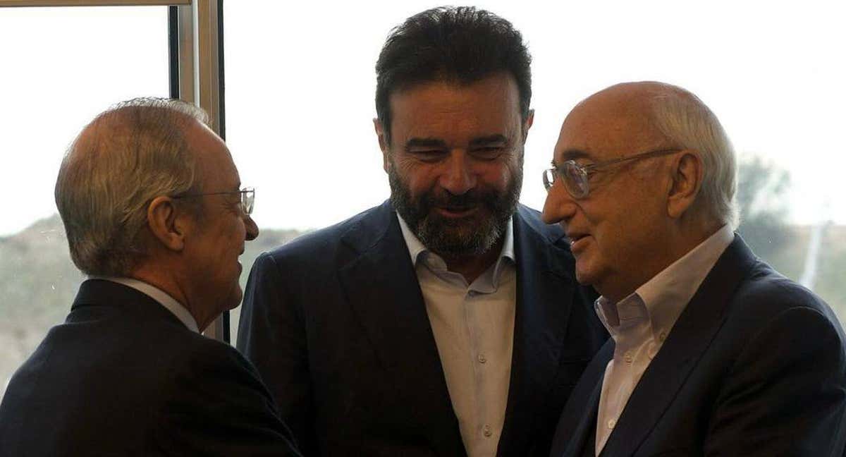 Jonathan Barnett, con José Ángel Sánchez (director general del Real Madrid) y Florentino Pérez hace escasas semanas. /INSTAGRAM