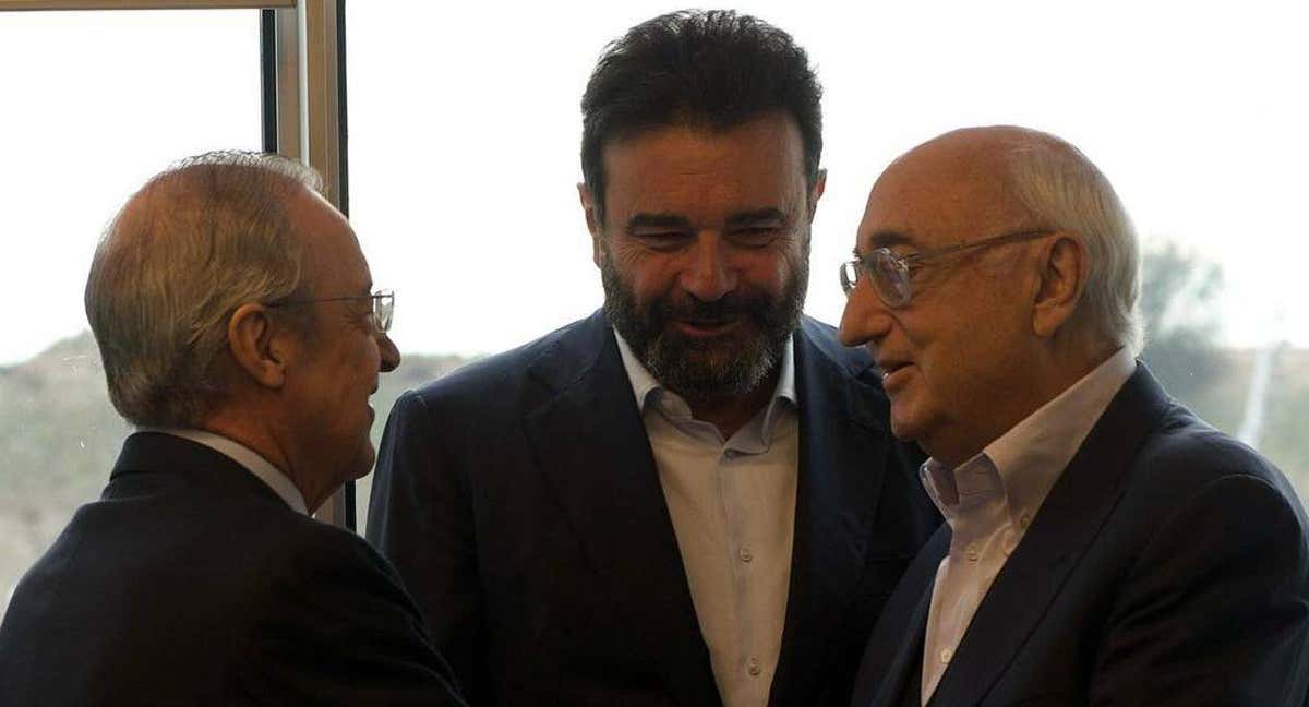 Jonathan Barnett, con José Ángel Sánchez (director general del Real Madrid) y Florentino Pérez hace escasas semanas.