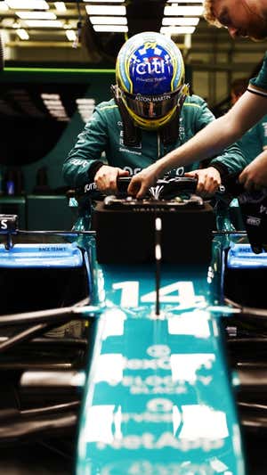 Fernando Alonso se sube al AMR24 en la clasificación de Baréin.  Aston Martin