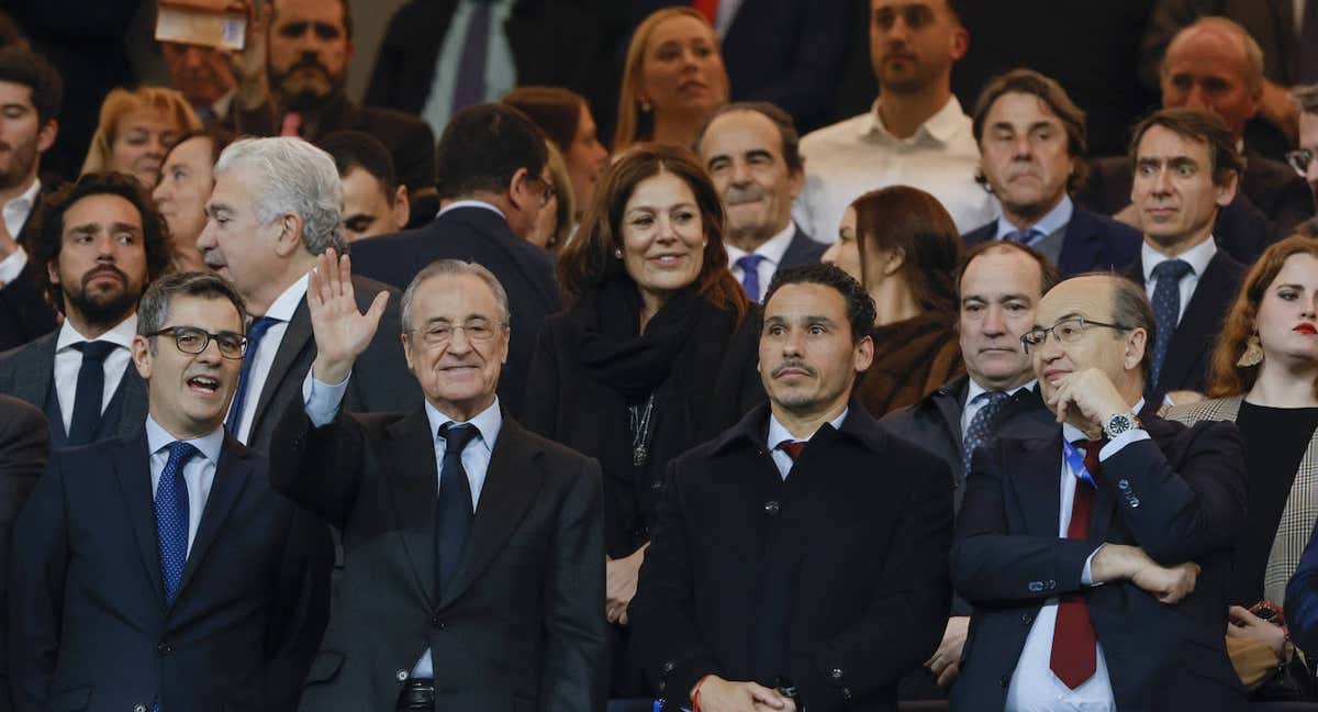 José María del Nido Carrasco junto a Florentino Pérez en el palco del Santiago Bernabéu./EFE