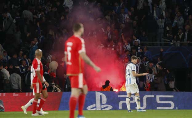 Lanzamiento de bengalas en el transcurso del Real Sociedad-Benfica.  Efe