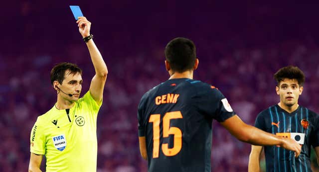 Hoy se reúne IFAB ante el pánico general por la tarjeta azul