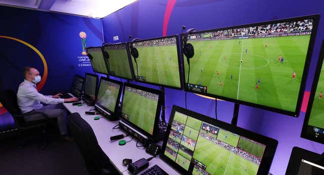 Se va a probar que los árbitros puedan mandar a los jugadores al área: ¿quién decide el nuevo fútbol?