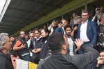 Todos los jugadores cantando hacia el palco donde Arda Turan lloraba tras un partido digno de comisaría